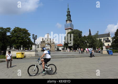 Czestochowa, Polonia - 27 agosto 2017. Le persone di fronte al santuario di Jasna Gora. Foto Stock