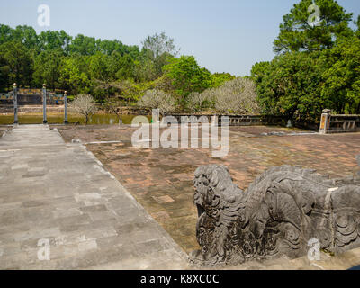 Dragon decor e sul padiglione nel giardino della cittadella di Hué. vietnam Foto Stock