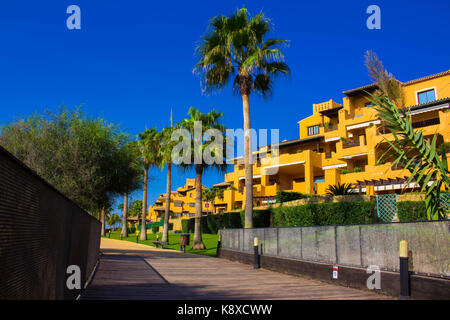 Città di Estepona. mattina paesaggio idilliaco. Costa del Sol, Andalusia, Spagna. Foto Stock