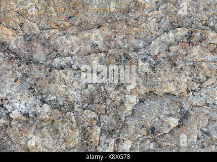 Grigio e granito rossastro, closeup vista con più facce di roccia Foto Stock