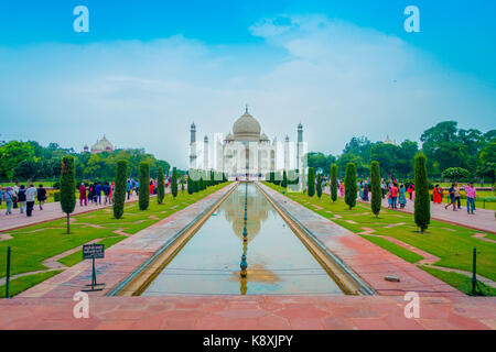 Agra, India - 20 settembre 2017: il Taj Mahal è un bianco-avorio mausoleo di marmo sulla riva sud del fiume Yamuna nella città indiana di Agra, Uttar Pradesh Foto Stock