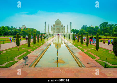 Agra, India - 20 settembre 2017: il Taj Mahal è un bianco-avorio mausoleo di marmo sulla riva sud del fiume Yamuna nella città indiana di Agra, Uttar Pradesh Foto Stock