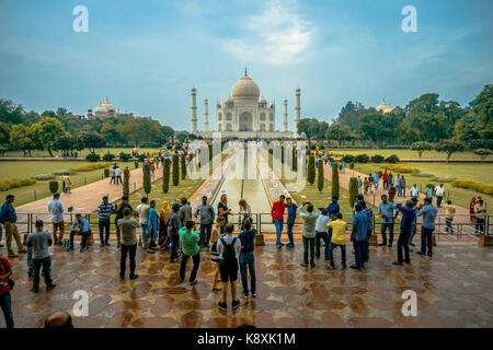 Agra, India - 20 settembre 2017: unidentified gente camminare e godere degli splendidi Taj Mahal, è un bianco-avorio mausoleo di marmo sulla riva sud del fiume Yamuna nella città indiana di Agra, Uttar Pradesh Foto Stock