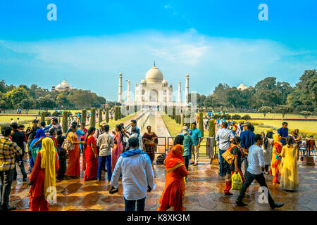 Agra, India - 20 settembre 2017: unidentified gente camminare e godere degli splendidi Taj Mahal, è un bianco-avorio mausoleo di marmo sulla riva sud del fiume Yamuna nella città indiana di Agra, Uttar Pradesh Foto Stock