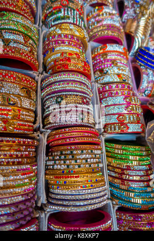 Jaipur, India - 20 settembre 2017: colorati polso indiano braccialetti accatastati in pile sul display in un negozio Foto Stock