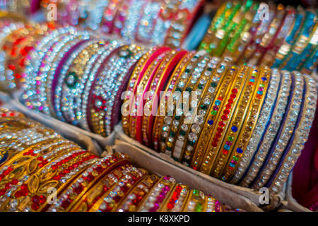 Jaipur, India - 20 settembre 2017: colorati polso indiano braccialetti accatastati in pile sul display in un negozio Foto Stock