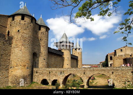 Ponte che conduce al Chateau Comtal in francese medievale città fortificata di Carcassonne La cite, languedoc-roussillon, Francia Foto Stock