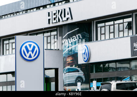 Volkswagen il logo è messo in mostra presso la concessionaria a Reykjavik. Foto Stock