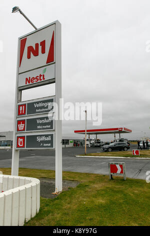 Segno ad un N1 gas station in Islanda. Foto Stock