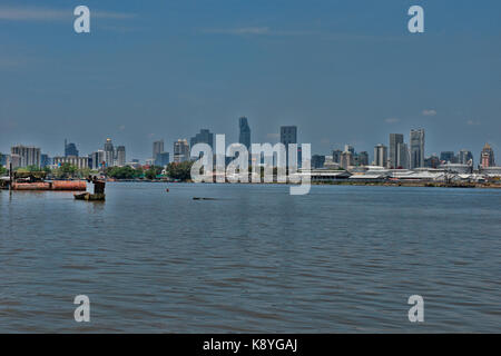 Vista dell'orizzonte cittadino di Bangkok da tutto il Fiume Chao Phraya in Bang Krachao Foto Stock