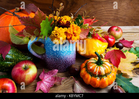 Caduta rustico o ringraziamento tabella centrotavola con mele, zucche e foglie, close up Foto Stock