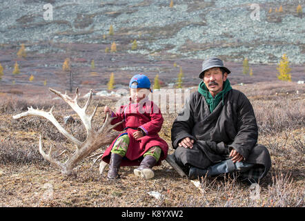 Tsaatan ragazzo nomade e suo nonno in un tradizionale deels in appoggio in una steppa nel nord della Mongolia Foto Stock