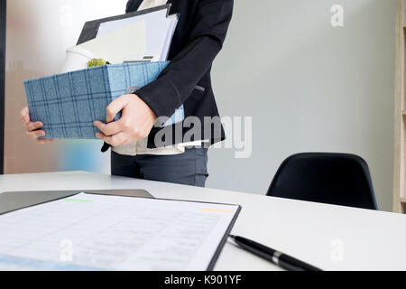 Business donna imballaggio società personali oggetti personali quando lei decide di rassegnazione e di cambiare lavoro in futuro. Foto Stock