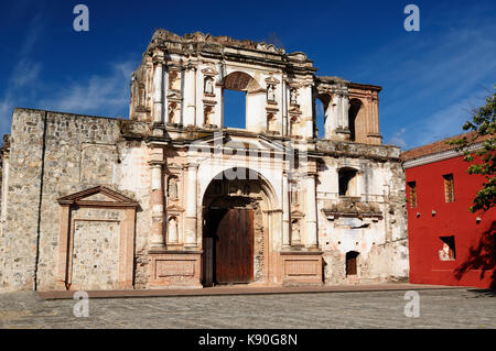 Rovine di El Carmen chiesa nel corso di un terremoto nella città di Antigua in Guatemala, America centrale Foto Stock