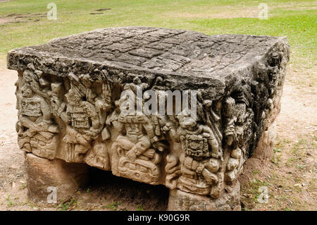 America centrale, Honduras, città maya le rovine di copan. Il quadro presenta particolare dell'altare q, una forma rettangolare altare di pietra scolpita con ritratti di t Foto Stock