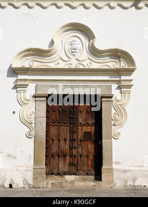 La vecchia porta nella città di Antigua in Guatemala, America centrale Foto Stock