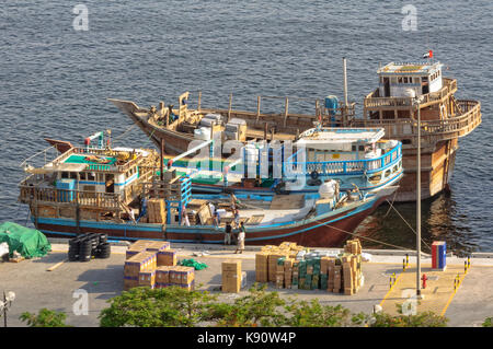 Dhow di legno imbarcazioni da carico caricato con materiale promozionale sul Dubai Creek - Emirati arabi uniti Foto Stock