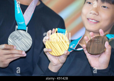 Seoul, Corea del sud. Xxi Sep, 2017. medaglie del 2018 pyeongchang olimpiadi invernali, Sep 21, 2017 : gli atleti mostrano le medaglie del 2018 pyeongchang olimpiadi invernali a una cerimonia di inaugurazione a Seul, in Corea del Sud. Il xxiii giochi olimpici invernali si terrà a pyeongchang, circa 180 km (112 miglia a est di Seoul per 17 giorni dal febbraio 9-25, 2018. Credito: Lee Jae-won/aflo/alamy live news Foto Stock