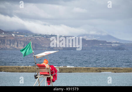 Las Palmas de Gran Canaria, Isole canarie, Spagna. Il 21 settembre, 2017. meteo: un bagnino sulla spiaggia della città di las palmas come molto bisogno di pioggia spazia sull'isola, aiutando i servizi di emergenza che sono state combattendo contro un grande incendio di foresta in montagna poiché mercoledì pomeriggio, con villaggi di montagna e alberghi evacuato. Credito: Alan dawson/alamy live news Foto Stock