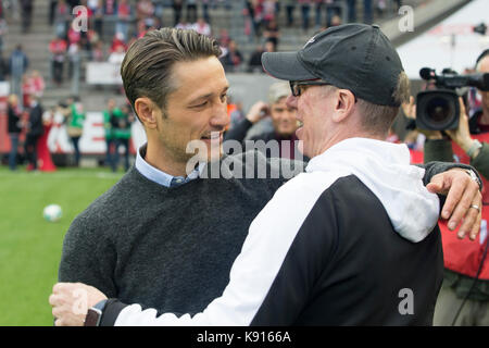 Chef-trainer niko kovac (f, li.) und trainer Pietro stoeger (stoger) (k, re.) begruessen sich herzlich vor dem spiel. fussball 1. Bundesliga, 5. spieltag, fc colonia (k) - eintracht Francoforte (f), 0:1, am 20.09.2017 in koeln (koln) / Deutschland. | verwendung weltweit Foto Stock