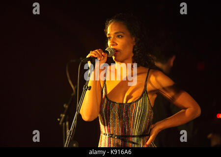 Amanda Sudano di Johnnyswim suona in diretta sul palco del Bi Nuu il 20 settembre 2017 a Berlino, Germania. Foto Stock