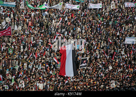 Sanaa, Yemen. Xxi Sep, 2017. houthi sostenitori assistere ad un rally di commemorazione del terzo anniversario della houthis' acquisizione del capitale yemenita, in Sanaa, Yemen, 21 settembre 2017. Credito: hani al-ANSI/dpa/dpa/alamy live news Foto Stock