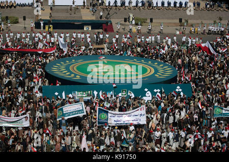 Sanaa, Yemen. Xxi Sep, 2017. houthi sostenitori assistere ad un rally di commemorazione del terzo anniversario della houthis' acquisizione del capitale yemenita, in Sanaa, Yemen, 21 settembre 2017. Credito: hani al-ANSI/dpa/dpa/alamy live news Foto Stock