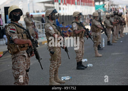 Sanaa, Yemen. Xxi Sep, 2017. houthi miliziani guardia durante un raduno di commemorazione del terzo anniversario della houthis' acquisizione del capitale yemenita, in Sanaa, Yemen, 21 settembre 2017. Credito: hani al-ANSI/dpa/dpa/alamy live news Foto Stock