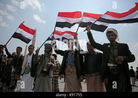 Sanaa, Yemen. Xxi Sep, 2017. houthi sostenitori tenere lo Yemen il flag come essi partecipano in un rally di commemorazione del terzo anniversario della houthis' acquisizione del capitale yemenita, in Sanaa, Yemen, 21 settembre 2017. Credito: hani al-ANSI/dpa/dpa/alamy live news Foto Stock