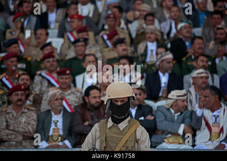 Sanaa, Yemen. Xxi Sep, 2017. Un houthi militiaman veglia durante un raduno di commemorazione del terzo anniversario della houthis' acquisizione del capitale yemenita, in Sanaa, Yemen, 21 settembre 2017. Credito: hani al-ANSI/dpa/dpa/alamy live news Foto Stock