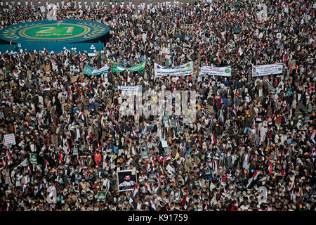 Sanaa, Yemen. Xxi Sep, 2017. houthi sostenitori assistere ad un rally di commemorazione del terzo anniversario della houthis' acquisizione del capitale yemenita, in Sanaa, Yemen, 21 settembre 2017. Credito: hani al-ANSI/dpa/dpa/alamy live news Foto Stock