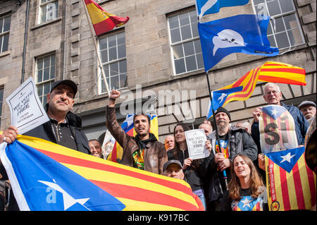 Edinburgh, Regno Unito. Xxi Sep, 2017. persone protesta di fronte al consolato spagnolo di Edimburgo. il rally organizzato da Edimburgo in segno di protesta era accaduto con qualsiasi incidente rilevante e motivato dagli ultimi movimenti del governo centrale spagnolo. i dimostranti avevano segni di attesa e bandiere ed ha intonato il catalano inno nazionale "els segadors'. Credito: Pep Masip/alamy live news Foto Stock