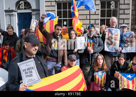 Edinburgh, Regno Unito. Xxi Sep, 2017. persone protesta di fronte al consolato spagnolo di Edimburgo. il rally organizzato da Edimburgo in segno di protesta era accaduto con qualsiasi incidente rilevante e motivato dagli ultimi movimenti del governo centrale spagnolo. i dimostranti avevano segni di attesa e bandiere ed ha intonato il catalano inno nazionale "els segadors'. Credito: Pep Masip/alamy live news Foto Stock