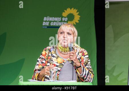 Monaco di Baviera, Germania. Xxi Sep, 2017. Claudia Roth, vice presidente del Bundestag. membri della Germania del partito verde (bãoendnis 90/die grãoenenâ¬) propaganda a Monaco di Baviera appena tre giorni in anticipo del tedesco elezioni nazionali. Tra le apparizioni sono spitzenkandidaten cem ã-zdemir, margarete bause del Landtag bavarese, testa bavarese dei verdi dieter janacek e spitzenduo Claudia Roth (bundestag vice presidente) und toni hofreiter. la Germania le elezioni nazionali per il cancelliere posizione, come pure per il Bundestag sedi sono a prendere posto sulla settembre 24th. che incombe un Foto Stock