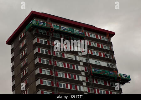 Belfast, Regno Unito. Xxi Sep, 2017. Belfast, cade, strada, 21 settembre 2017. L'Irlanda del Nord alloggiamento executive (nihe) sono per controllare tutti i torre residenziale blocchi dopo la grenfell fuoco a Londra. Credito: bonzo alamy/live news Foto Stock