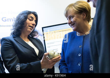 Neuss, Germania. Xxi Sep, 2017. Il cancelliere tedesco Angela Merkel (CDU) che parla con il cuore chirurgo dilek gursoy (l) a monte di una campagna elettorale evento in Neuss, Germania, 21 settembre 2017. Credito: federico gambarini/dpa/alamy live news Foto Stock