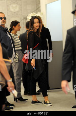 Milano, aurora ramazzotti shopping in centro da versace aurora ramazzotti arriva al centro con una guardia del corpo e un amico al negozio. Qui arriva il 'versace' boutique di via Montenapoleone. indossa una trussardi sacchetto rosso. Foto Stock