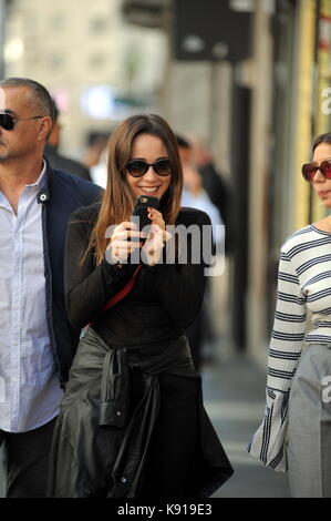 Milano, aurora ramazzotti shopping in centro da versace aurora ramazzotti arriva al centro con una guardia del corpo e un amico al negozio. Qui arriva il 'versace' boutique di via Montenapoleone. indossa una trussardi sacchetto rosso. Foto Stock
