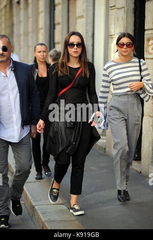 Milano, aurora ramazzotti shopping in centro da versace aurora ramazzotti arriva al centro con una guardia del corpo e un amico al negozio. Qui arriva il 'versace' boutique di via Montenapoleone. indossa una trussardi sacchetto rosso. Foto Stock