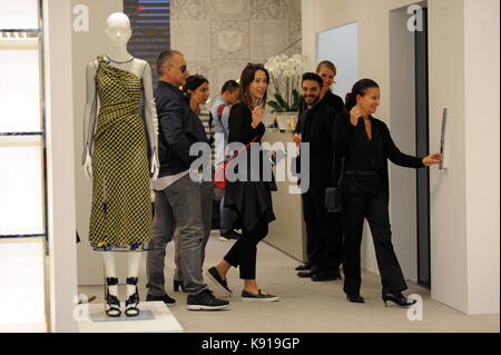 Milano, aurora ramazzotti shopping in centro da versace aurora ramazzotti arriva al centro con una guardia del corpo e un amico al negozio. Qui arriva il 'versace' boutique di via Montenapoleone. indossa una trussardi sacchetto rosso. Foto Stock