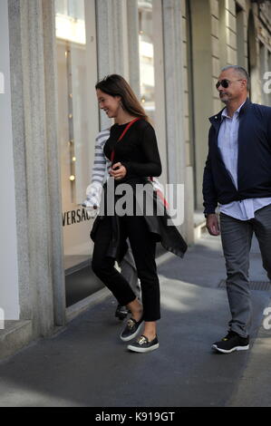 Milano, aurora ramazzotti shopping in centro da versace aurora ramazzotti arriva al centro con una guardia del corpo e un amico al negozio. Qui arriva il 'versace' boutique di via Montenapoleone. indossa una trussardi sacchetto rosso. Foto Stock