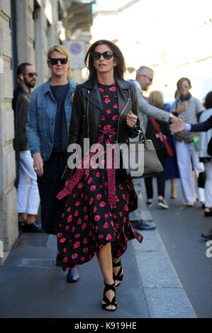 Milano, cindy crawford dopo la sfilata va a pranzo e poi acquista la ex top model e attrice americana cindy crawford, a Milano per assistere alla sfilata di figlia kaia gerber sul Dolce & Gabbana marciapiede, arriva in centro dopo aver partecipato a una sfilata, va a pranzo a 'sambuco di bacaro' in via Montenapoleone, e quando si va fuori si prende una lunga passeggiata al boutique "borsalino' per acquistare un cappello. Foto Stock