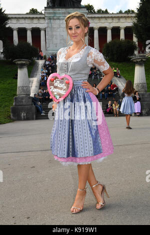 Monaco di Baviera, Germania. Xxi Sep, 2017. dpa esclusivo - wiesn playmate patrizia dinkel in posa davanti alla statua della Baviera a Monaco di Baviera, Germania, il 21 settembre 2017. quest'anno oktoberfest corre fino al 03 ottobre 2017. Credito: felix hörhager/dpa/alamy live news Foto Stock