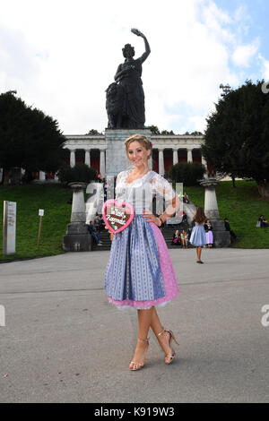 Monaco di Baviera, Germania. Xxi Sep, 2017. dpa esclusivo - wiesn playmate patrizia dinkel in posa davanti alla statua della Baviera a Monaco di Baviera, Germania, il 21 settembre 2017. quest'anno oktoberfest corre fino al 03 ottobre 2017. Credito: felix hörhager/dpa/alamy live news Foto Stock