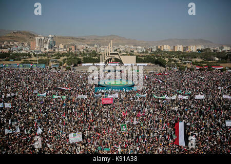 Sanaa, Yemen. Xxi Sep, 2017. houthi sostenitori assistere ad un rally di commemorazione del terzo anniversario della houthis' acquisizione del capitale yemenita, in Sanaa, Yemen, 21 settembre 2017. Credito: hani al-ANSI/dpa/dpa/alamy live news Foto Stock