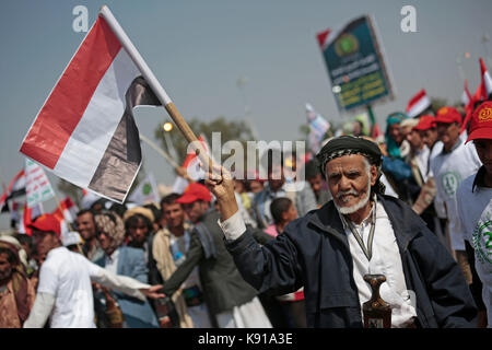 Sanaa, Yemen. Xxi Sep, 2017. un sostenitore houthi detiene yemen bandiera come egli partecipa a un raduno di commemorazione del terzo anniversario della houthis' acquisizione del capitale yemenita, in Sanaa, Yemen, 21 settembre 2017. Credito: hani al-ANSI/dpa/dpa/alamy live news Foto Stock