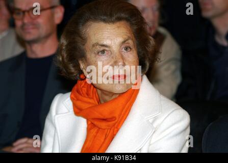 (File-dpa)- una foto datata 13 giugno 2004 mostra l'l'oreal- patriarca liliane bettencourt in una mostra a Krefeld, Germania il 81 enne erede del cosmetico corporate del gruppo l'oreal - doughter del fondatore dell'azienda possiede il 27, 5 percento del business. photo: horst ossinger | Utilizzo di tutto il mondo Foto Stock