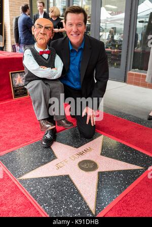 Los Angeles, Stati Uniti d'America. Xxi Sep, 2017. ventriloquo Jeff Dunham pone con il suo popolare personaggio fantoccio Walter dopo la ricezione di una stella sulla Hollywood Walk of fame a los angeles, Stati Uniti, sept. 21, 2017. Credito: Zhao hanrong/xinhua/alamy live news Foto Stock