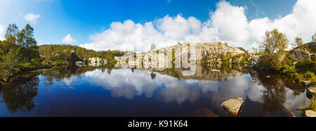 Vista panoramica del lago in Norvegia in estate Foto Stock