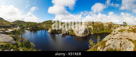Vista panoramica del lago in Norvegia in estate Foto Stock